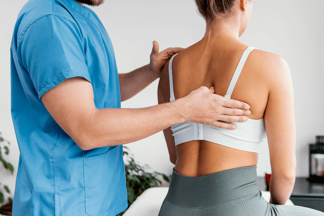При первых признаках грудного остеохондроза следует обратиться к неврологу. 